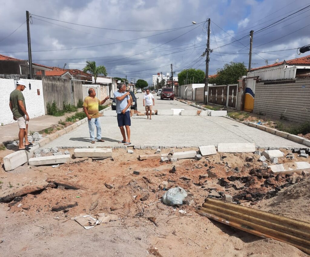 Vereador cobra conclusão de obra de pavimentação em via do Cristo