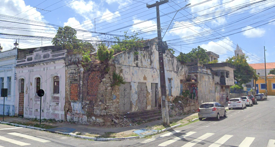 Vereador pede providências a respeito de imóveis abandonados